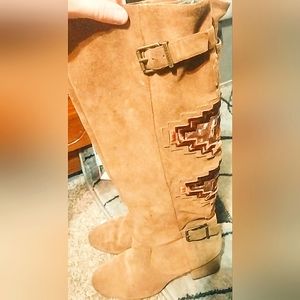 Gianni Bini knee high boots with a design embroidered on the back size 7